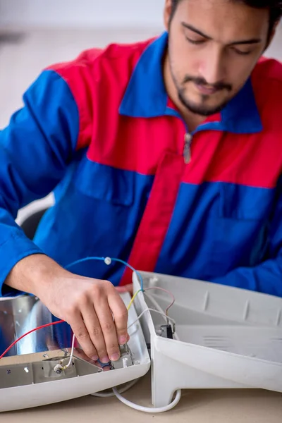 年轻的男性修理工修理加热器 — 图库照片