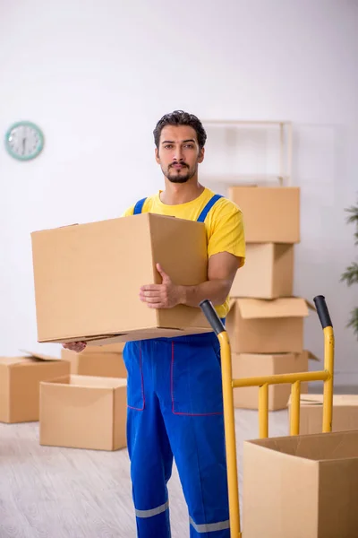 Jeune entrepreneur masculin faisant déménagement à la maison — Photo