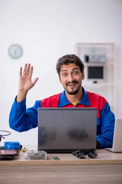 Junge männliche Reparaturarbeiter reparieren Computer — Stockfoto