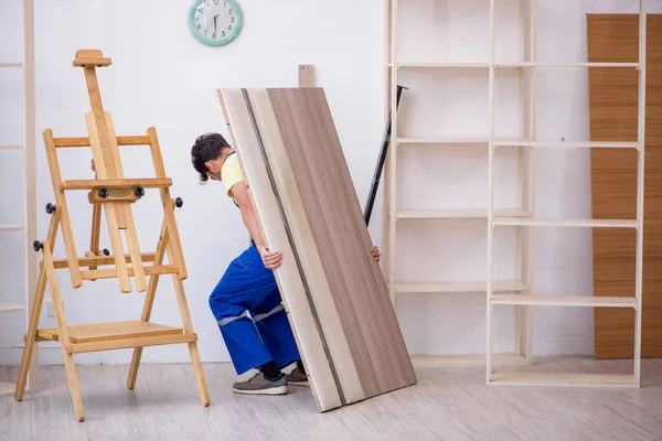 Jonge mannelijke timmerman die thuis werkt — Stockfoto