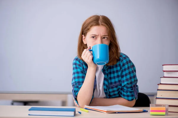 Jovem estudante bebendo café durante o intervalo — Fotografia de Stock