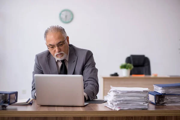 Vecchio dipendente maschile che lavora in ufficio — Foto Stock