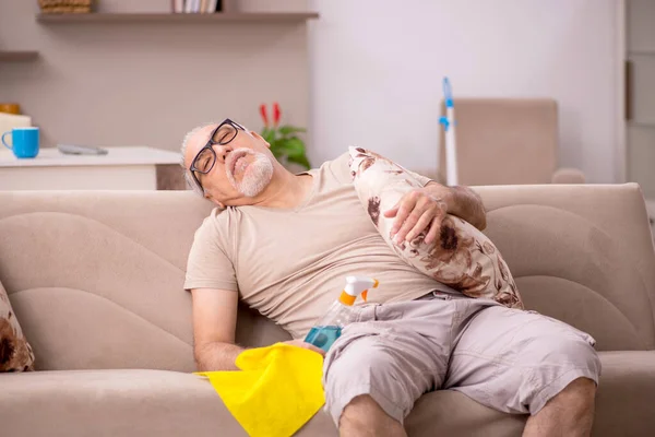 Oude man doet huishoudelijk werk thuis — Stockfoto