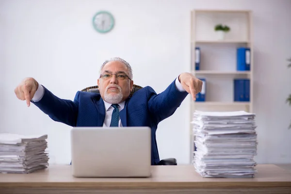 Gammal manlig anställd och för mycket arbete på kontoret — Stockfoto