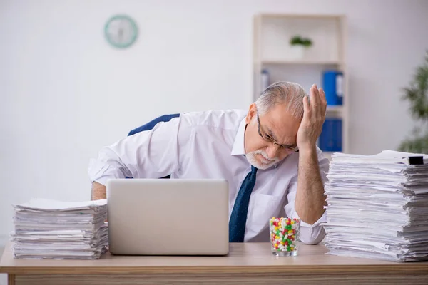 Gammal manlig anställd mår dåligt på kontoret — Stockfoto