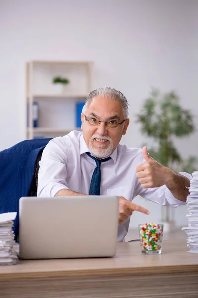 Old male employee feeling bad in the office — Stock Photo, Image