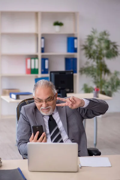 Ancien employé masculin travaillant dans le bureau — Photo