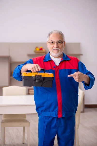 Viejo carpintero trabajando en interiores —  Fotos de Stock