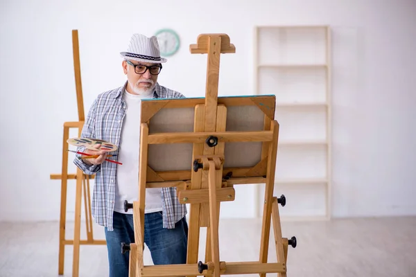Viejo disfrutando de la pintura en casa —  Fotos de Stock