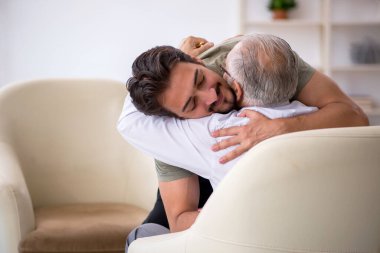 Genç adam yaşlı psikoloğu ziyaret ediyor.