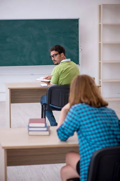 Два ученика сидят в классе — стоковое фото