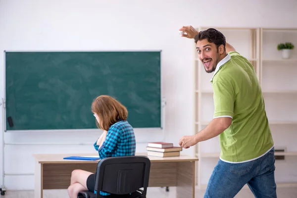 Två elever har kul i klassrummet — Stockfoto