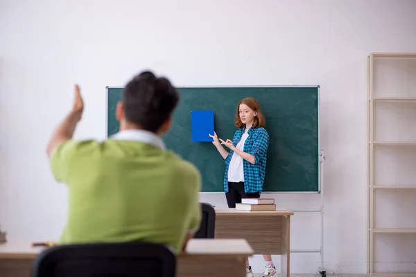 Joven profesor y estudiante en el aula —  Fotos de Stock