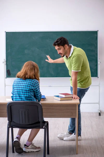 Ung lärare och elev i klassrummet — Stockfoto