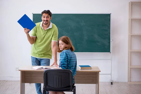 Junge Lehrer und Schüler im Klassenzimmer — Stockfoto