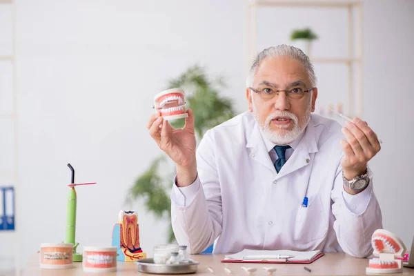 Gammal manlig läkare tandläkare som arbetar på kliniken — Stockfoto