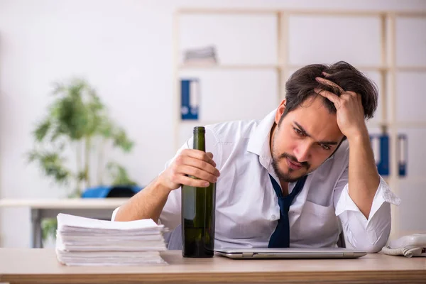 Ung alkoholmissbrukare anställd sitter på kontoret — Stockfoto