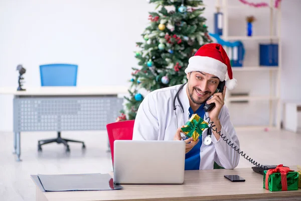 Junger Arzt feiert Weihnachten im Krankenhaus — Stockfoto