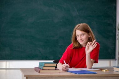 Sınavlara hazırlanan genç bir kız öğrenci.