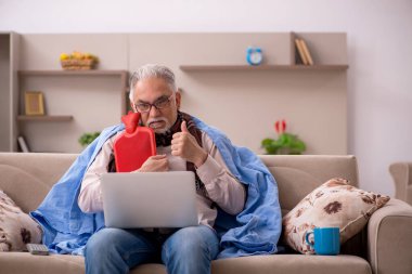 Yaşlı adam evde acı çekiyor.