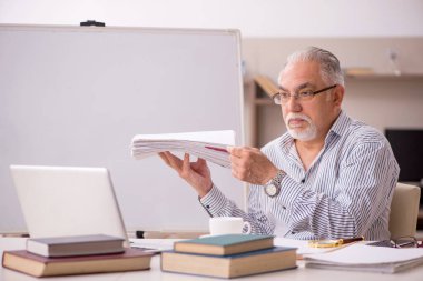 Salgın sırasında evde çalışan yaşlı bir erkek işçi.