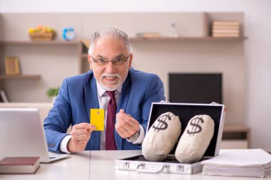 Memlekette maaş konseptinde çalışan yaşlı bir erkek.