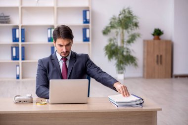 Ofiste çalışan genç bir erkek.