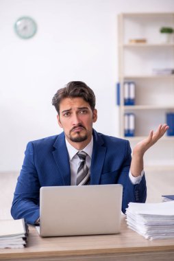 Ofiste çalışan genç bir erkek.