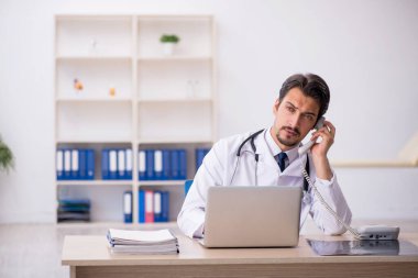 Teletıp konseptinde genç bir doktor.