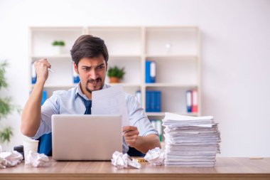 Genç bir erkek çalışan ofiste yeni fikirleri reddediyor.