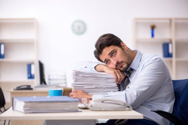 Ofiste çalışan genç bir erkek.