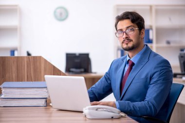 Ofiste çalışan genç bir erkek.