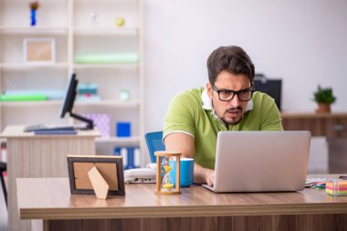 Ofiste çalışan genç erkek tasarımcı.