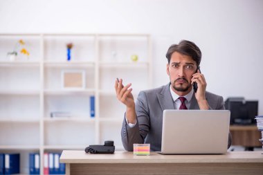 Ofiste çalışan genç bir erkek.