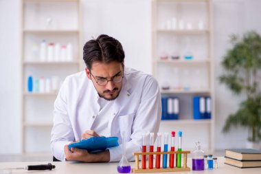 Laboratuvarda çalışan genç bir kimyager.