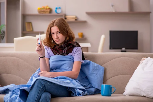 Jeune femme souffrant à la maison — Photo