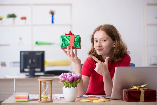 Ung kvinnlig designer firar jul på kontoret — Stockfoto