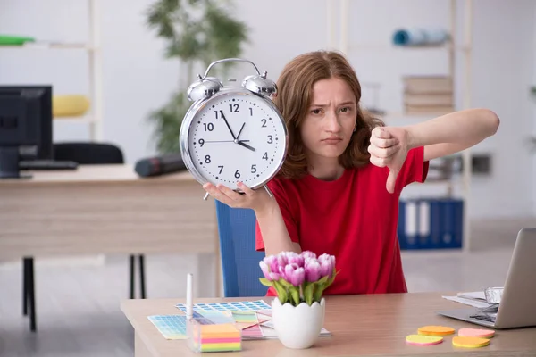 Joven diseñadora femenina en concepto de gestión del tiempo —  Fotos de Stock