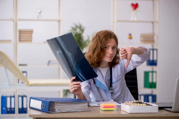 Junge Ärztin arbeitet in der Klinik — Stockfoto