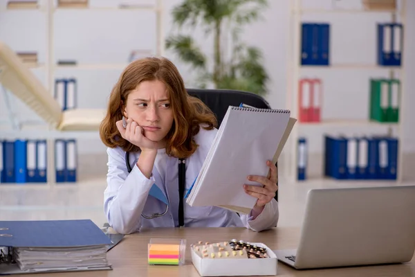 Doctora joven trabajando en la clínica — Foto de Stock