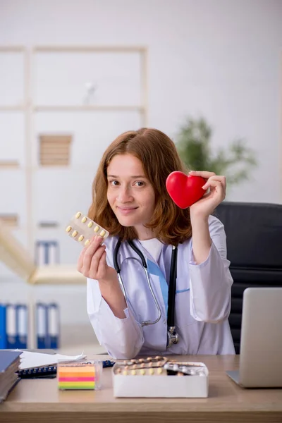 Νεαρή γυναίκα καρδιολόγος γιατρός που εργάζεται στην κλινική — Φωτογραφία Αρχείου