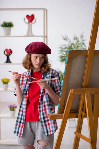 Jong meisje genieten van schilderen thuis — Stockfoto