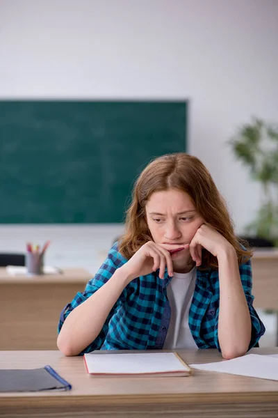 Mladá studentka se připravuje na zkoušku ve třídě — Stock fotografie