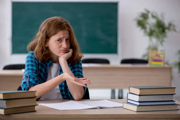 Jonge vrouwelijke student bereidt zich voor op examen in de klas — Stockfoto