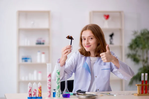Ahli kimia wanita muda yang bekerja di laboratorium — Stok Foto