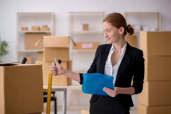 Ung kvinnlig professionell flyttfirma gör hemflytt — Stockfoto