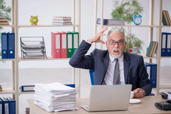 Old male employee feeling bad at workplace — Stock Photo, Image