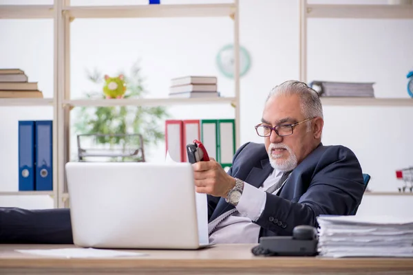 Old male employee and too much work in the office — Stock Photo, Image