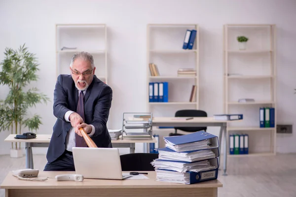 オフィスで過剰な仕事に不満を持つ元男性社員 — ストック写真