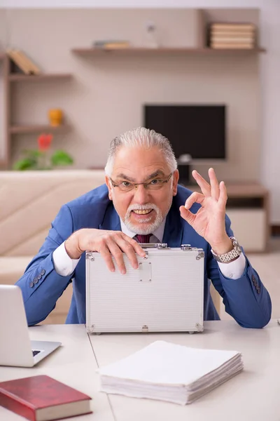 Old male employee in remuneration concept at home — Stock Photo, Image